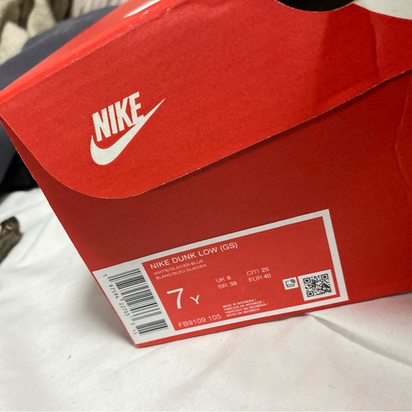 Nike Blue and White Sneakers Low-Top Design - Picture 7 of 14